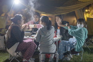 캠핑을 즐기고 있는 참가자들.