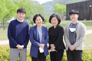 홍성군청 교육체육과 청소년팀의 송영성 주무관, 김혜숙 팀장, 송병숙 주무관, 문영환 주무관.&nbsp;
