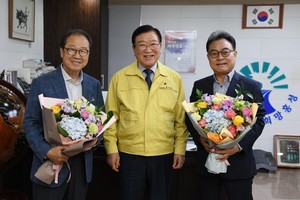 김석환 홍성군수가 방송인 이상벽(사진 왼쪽) 씨와 배우 임선택(사진 오른쪽) 씨를 홍보대사로 위촉한 후 기념사진을 찍고 있다.