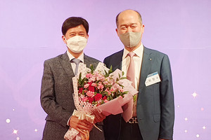 왼쪽부터 서부농협 표경덕 조합장, NH농협손해보험 최창수 대표.