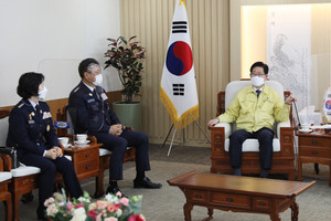 지난 3일 도청 본관 접견실에서 충남의용소방대연합회 류석만 연합회장(사진 가운데)과 박효숙 여성회장(사진 왼쪽)이 양승조 충남도지사와 함께 의용소방대 활성화 방안에 대해 논의하고 있다.