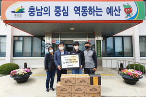 왼쪽부터 김이분 오가면지역사회보장협의체 간사, 임성래 공공위원장 , ㈜티와이 직원, 박상헌 오가면주민자치위원장.