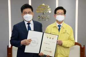 임용장을 전달받은 강인영 충남도 정책보좌관(사진 왼쪽)이 양승조 충남도지사와 기념사진을 촬영했다.