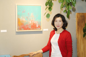 지인들로부터 가장 좋은 평가를 받고 있다는 작품 ‘속삭임’(규격: 40cm*40cm, Oil On Canvas)을 소개하는 최미옥 작가.