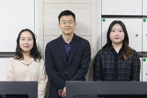 왼쪽부터 충남도립대학교 컴퓨터공학과 조은별 학생, 오승택 교수, 양기선 학생.