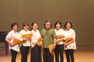 폐막공연 마지막 순서를 담당했던 손방원 연주자와 한국오카리나팬플룻 총연합 경주중부지부 연주자들의 모습.