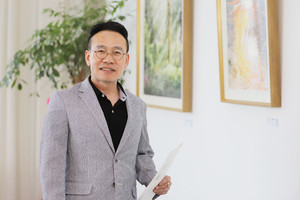 개인전 ‘파랑새의 산책’을 개최한 이헌용 내포미술협회장. &nbsp;