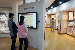 정지용의 작품을 감상중인 관람객들.