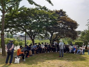 해설사가 학생들에게 해설을 하고 있다.