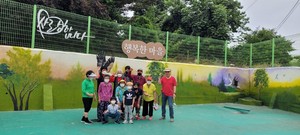 신례원 5리(성문아파트) 마을벽화 그리기 기념촬영.
