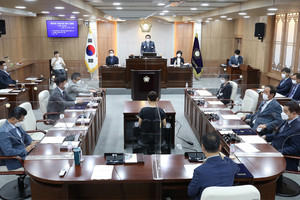 지난 22일 폐회한 제278회 홍성군의회 정례회 2차 본회의에서 윤용관 의장 대신 의장석에 오른 장재석 부의장.