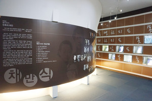 채만식문학관 내부에 전시돼 있는 채만식의 친일작품과 이에 대한 반성을 남긴 글.