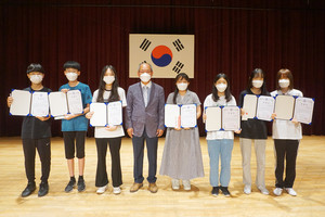 특별상을 수상한 청소년들과 홍주일보사 한관우 대표이사의 기념사진.