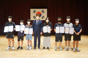 장려상을 수상한 청소년들과 홍주청소년선도회 조수정 회장의 기념사진.