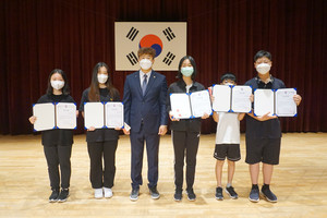 우수상을 수상한 청소년들과 홍주청소년선도회 조수정 회장의 기념사진.