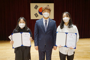 성여중 1학년 이채현 학생(사진 왼쪽)과 홍성고 2학년 백예림 학생(사진 오른쪽)이&nbsp;최우수상을 수상한 후 홍주청소년선도회 조수정 회장과 기념사진을 촬영했다.