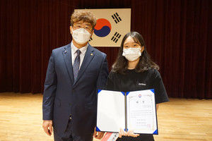 영예의 대상을 수상한 홍성여고 2학년 이예담 학생과 홍주청소년선도회 조수정 회장의 기념사진.