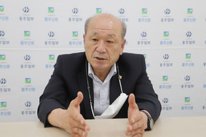 지난달 29일 본사를 찾아 홍성군의회 의장직 사퇴 의사 철회 입장을 밝히고 있는 윤용관 의장.