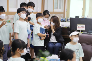 김기철 의원이 홍주초등학교 학생들에게 군의회 업무에 대해 설명하고 있다.