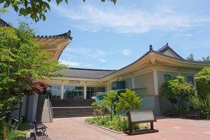 경주 토함산 자락에 위치한 동리목월문학관 전경.