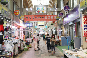전북 익산의 전통시장인 서동특화시장 풍경.