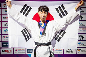 2019 세계 태권도 선수권 대회에서 우승을 차지한 후 세리머니하는 장준 선수.
