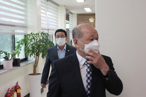 의장실에서 나와 본회의장으로 들어서고 있는 윤용관 의원과 장재석 의원.