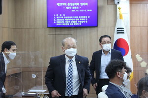 정회를 선포하고 회의장을 빠져나오고 있는 윤용관 의원.