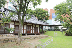 2003년에 복원한 김정한 생가. 사진 오른쪽 전면은 요산 김정한문학관. 