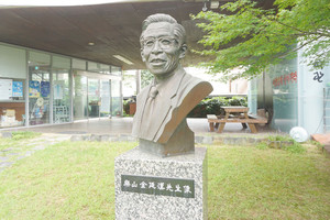 요산문학관 앞의 요산 김정한 상,&nbsp;