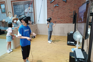 윤봉길의사기념관에서 가족 단위로 VR체험을 진행하는 모습.