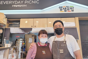 왼쪽부터 ‘얌샘김밥’ 내포신도시점 한소현, 한재호 대표