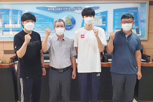왼쪽부터 송명섭 홍성고등학교 태권도부 코치, 이기세 교장, 장준 선수, 장준 선수의 부친.