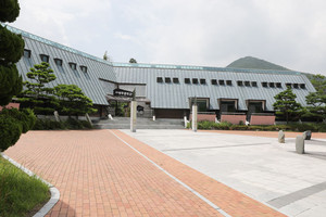 경남 하동은 대하소설 토지의 무대이자, 언론인이자 소설 ‘지리산’의 작가 이병주의 고향이다. 사진은 이병주문학관 전경.