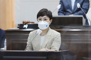 5분 발언을 하고 있는 김은미 의원.