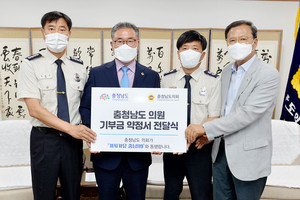 왼쪽부터 김남석 충남소방청렴조사과장, 김명선 의장, 조선호 충남소방본부장, 이계양 안전건설소방위원장.