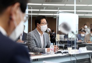 양승조 충남도지사가 11일 세종시청에서 열린 충청권 시도지사 정기 간담회에 참석해 발언하고 있는 모습.