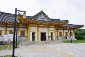 지난 2004년 소설가 김유정을 기리기 위해 ‘신남역’에서 ‘김유정역’으로 명칭을 변경했다.&nbsp;