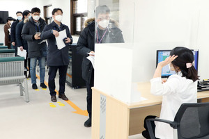 지난 2월 합동모의훈련 중인 방역 관계자들의 모습.