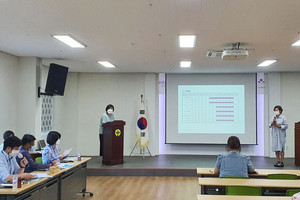 사업내용을 발표하고 있는 예비창업자의 모습.