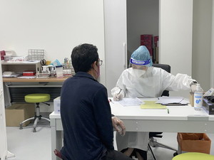 선별진료소에서 코로나19 검사 전 문진하는 모습.