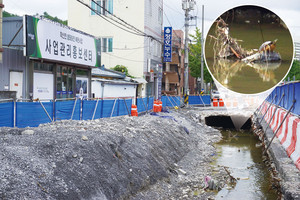 학산천 생태하천 복원사업 사업관리홍보센터 앞으로 복개천복원공사가 시작된 학산천 모습. 복원공사 중인 학산천의 쓰레기 더미 위에 거북이가 휴식을 취하고 있다.