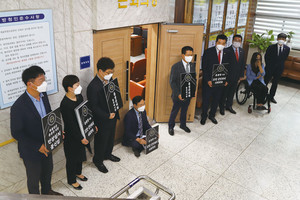 임시회가 예정된 7일 오전 10시경, 윤용관 의장을 제외한 10명의 군의원들이 본회의장 입장을 거부하고 피켓 시위에 나섰다.