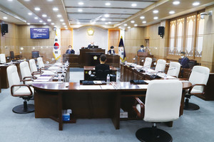 동료 군의원들이 윤용관 의장을 보이콧하며 본회의장에 입장을 거부했고, 본회의장에는 윤용관 의장과 의회사무국 직원들만이 자리를 지키고 있다.&nbsp;