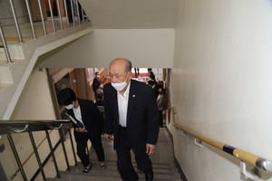 제280회 홍성군의회 임시회 개회를 위해 본회의장으로 이동 중인 윤용관 의장의 모습. 10명의 동료 의원들은 윤 의장을 따라나서지 않았다.