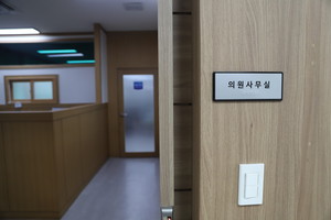 윤 의장과 군의원들은 지난 8일 서로 대립하는 동안 윤 의장은 본회의실에 의원들은 의원사무실을 지켰다. 사진은 굳게 닫혀있는 의원사무실 앞.