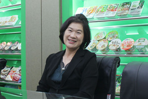 인터뷰를 하며 웃고 있는 김미순 대표의 뒤편으로 (주)백제의 제품들이 진열돼 있다.