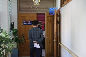 오전 10시 30분경 윤 의장과 김덕배 의원은 의장실에서 15분가량 대담했다.