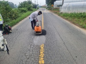 파손된 도로를 정비하는 모습.