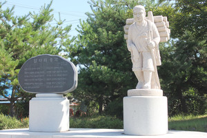 삽다리 공원에 자리 잡은 삽다리 총각 노래 기념비와 석상.